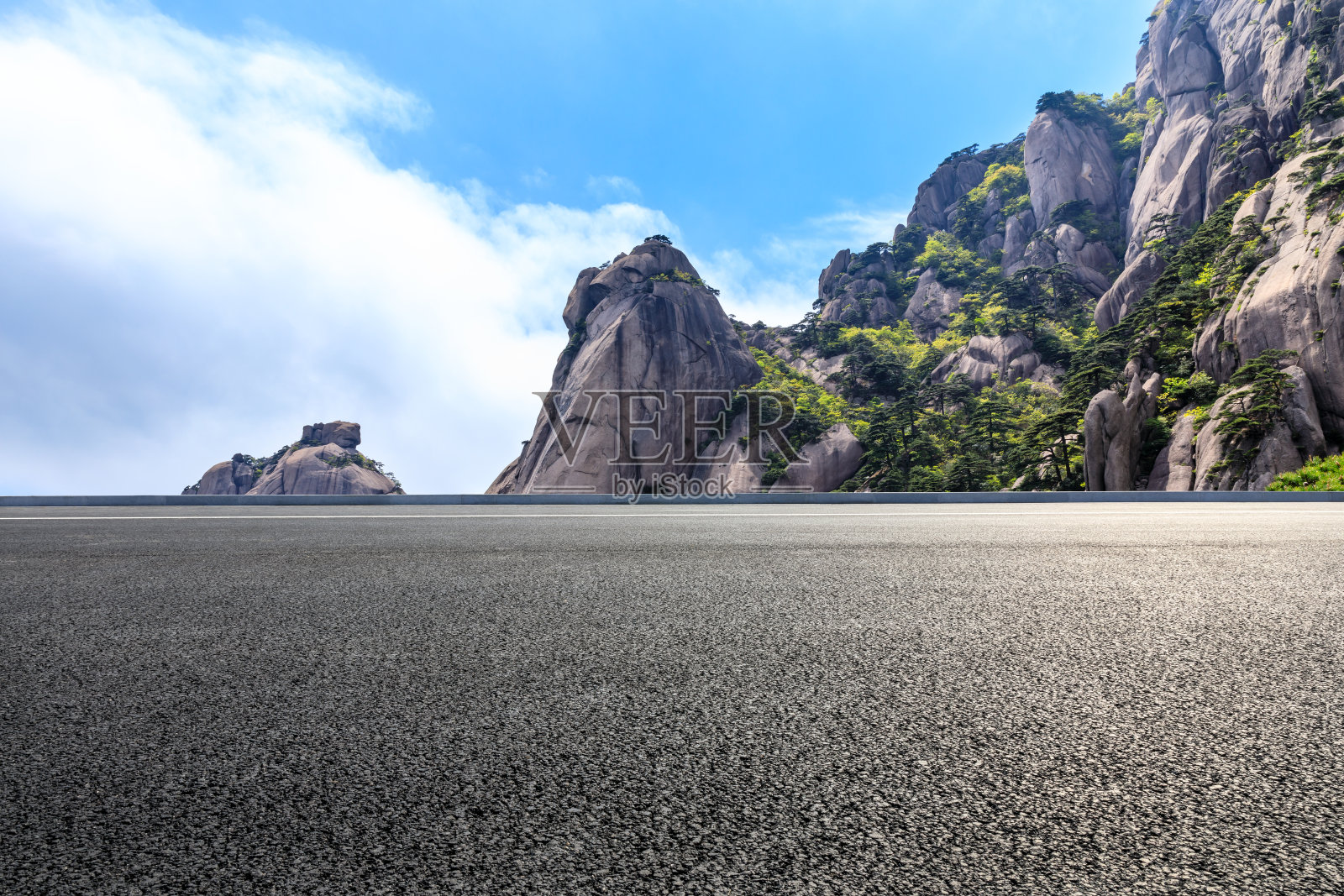 中国黄山的沥青公路和美丽的山岳自然景观。照片摄影图片