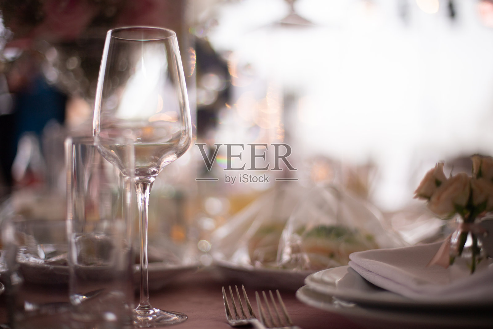 婚礼装饰表。餐厅餐桌豪华灯光装饰照片摄影图片