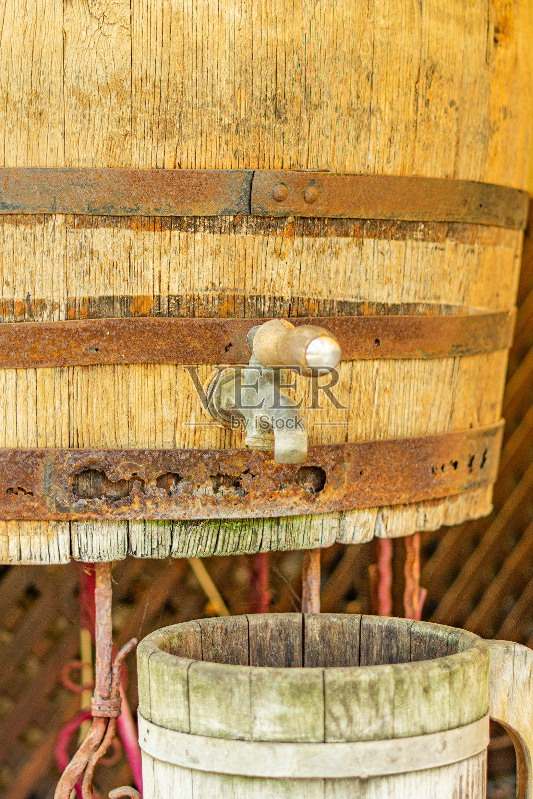 有铜龙头的啤酒桶。创造性的背景。照片摄影图片