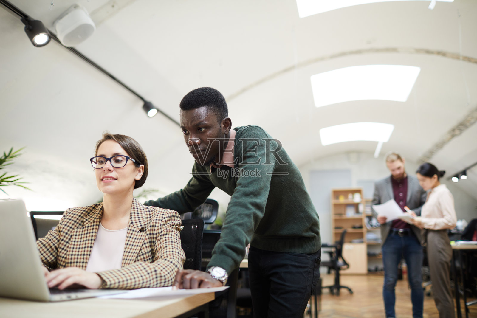 当代在办公室工作的商务人士照片摄影图片