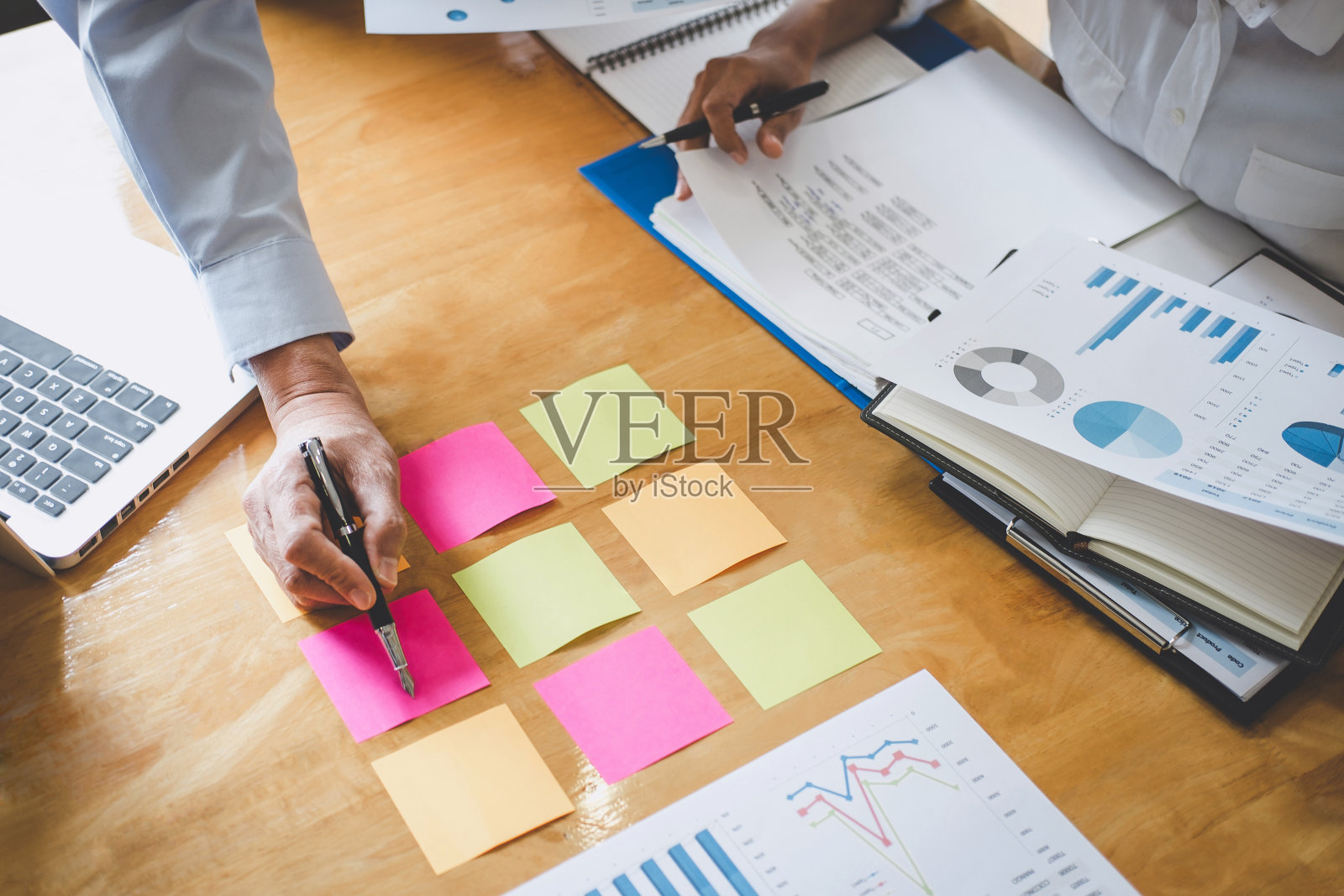 共同工作会议，业务团队同事讨论工作分析与财务数据和市场增长报告图表，会议交谈头脑风暴沟通概念照片摄影图片