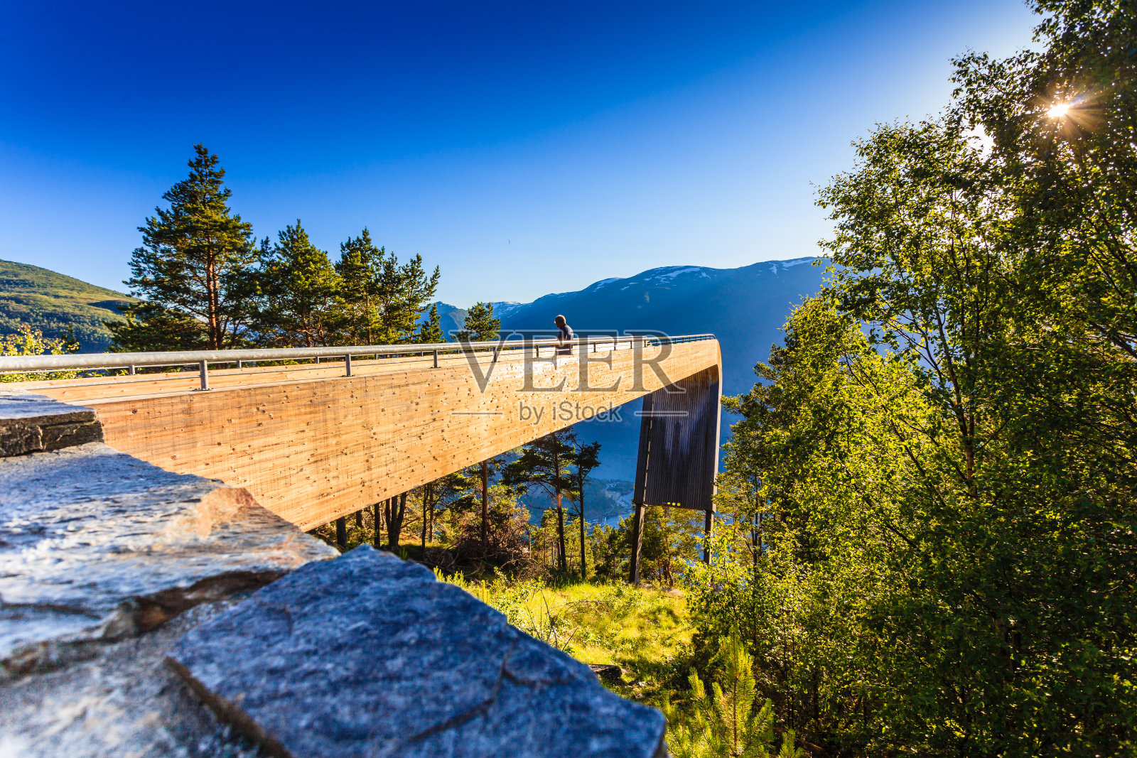 游客享受峡湾的观点，在Stegastein的观点挪威照片摄影图片