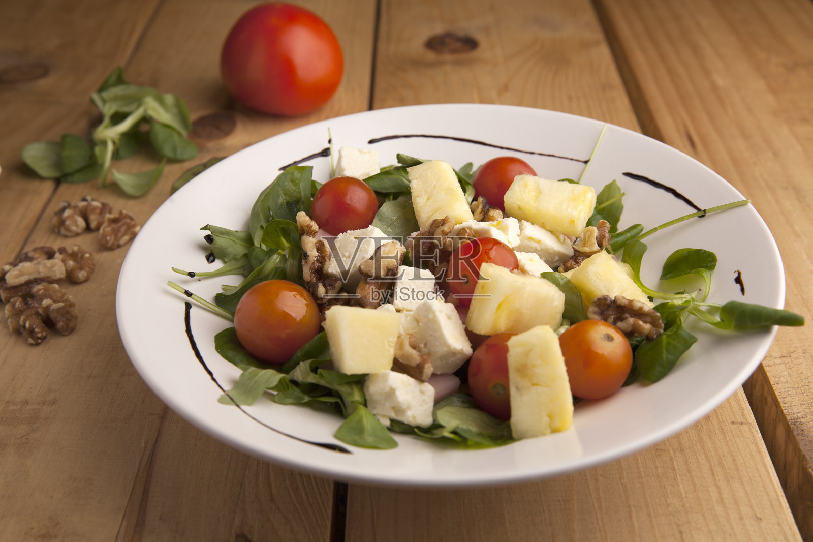 菠萝，樱桃番茄，坚果和佳能沙拉。照片摄影图片