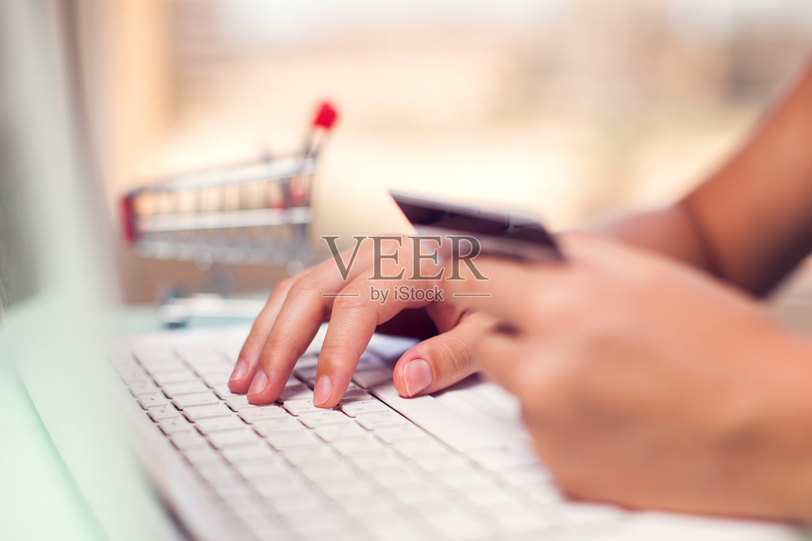 女子持有信用卡并进行在线支付。网上购物的概念照片摄影图片