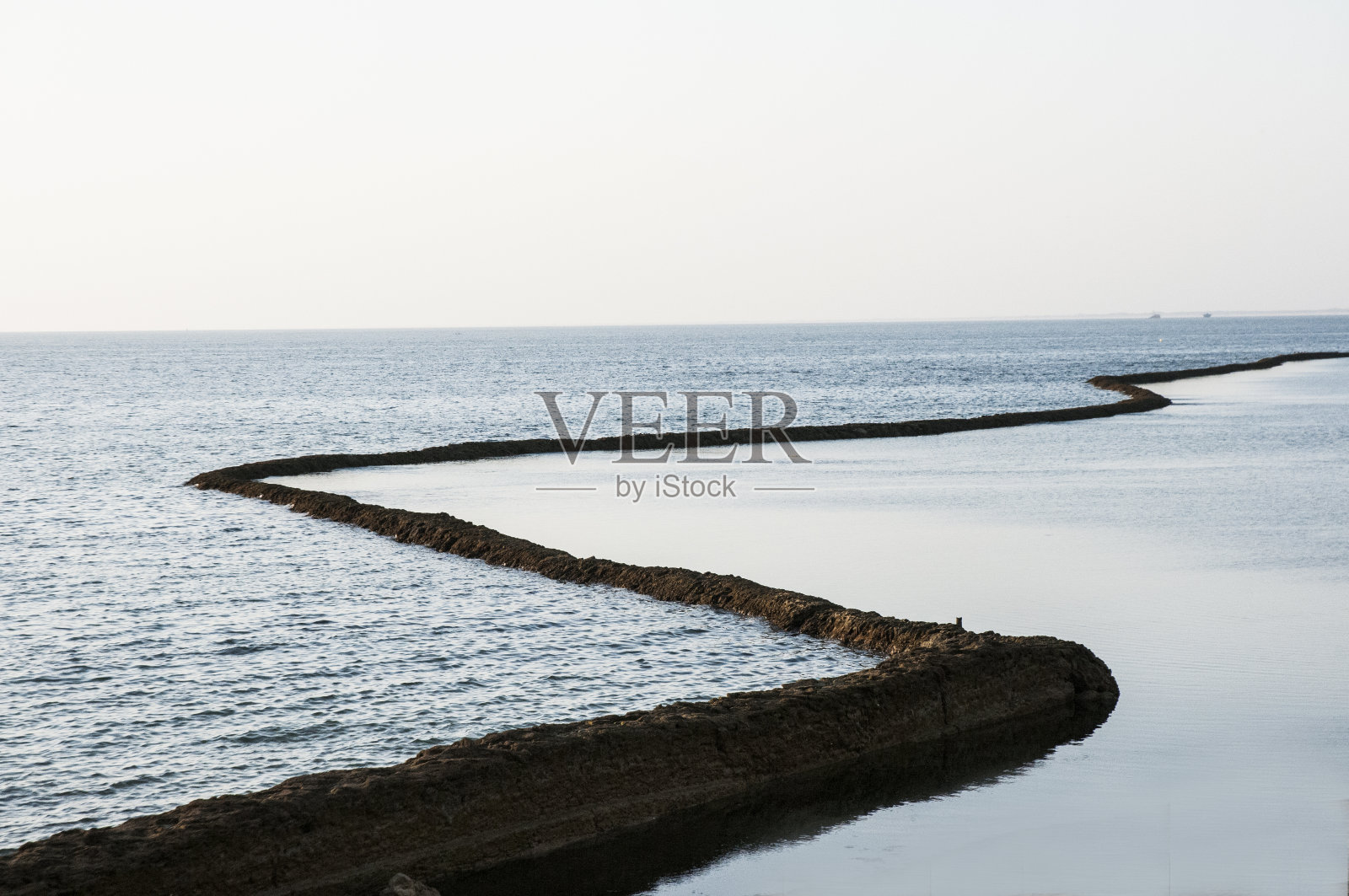 奇皮奥纳海滩上的旧渔圈照片摄影图片