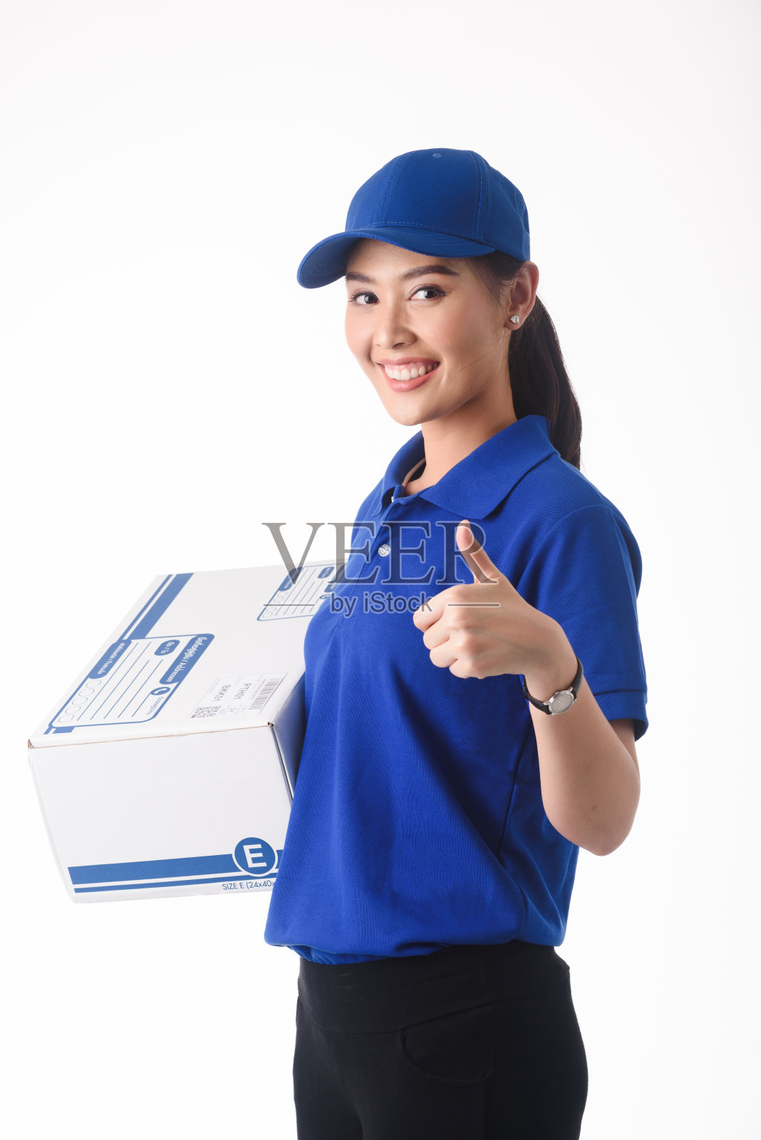 美丽的年轻女子身着蓝色制服的配送服务，网上购物配送理念照片摄影图片