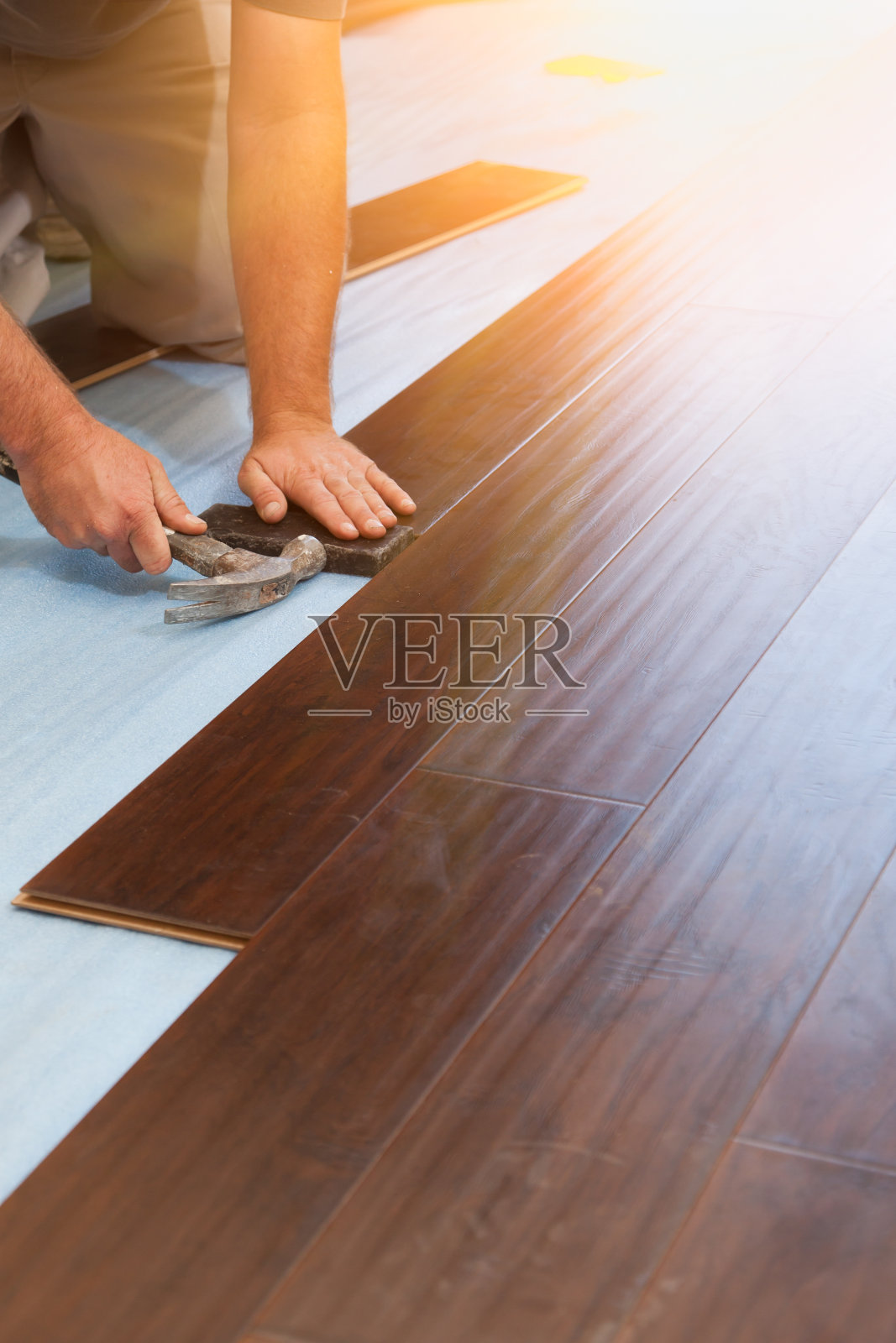 男子安装新的强化木地板照片摄影图片