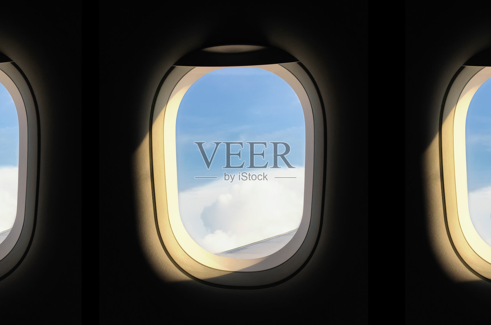 飞机窗口视野与蓝天和云照片摄影图片