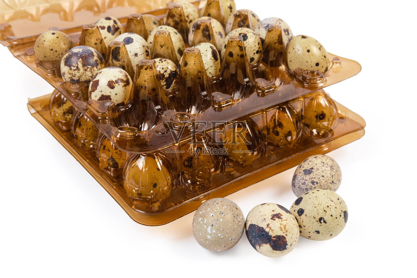 鹌鹑蛋对塑料包装在白色的背景照片摄影图片