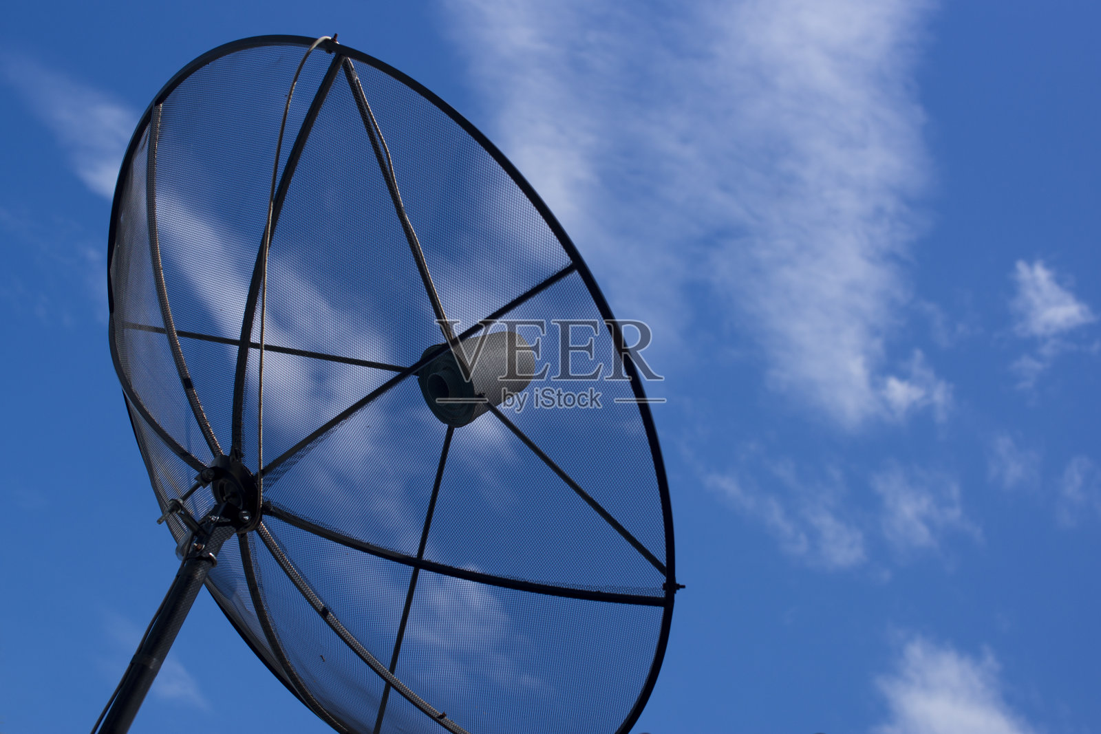 碟形卫星在蓝天背景下传输数据。照片摄影图片