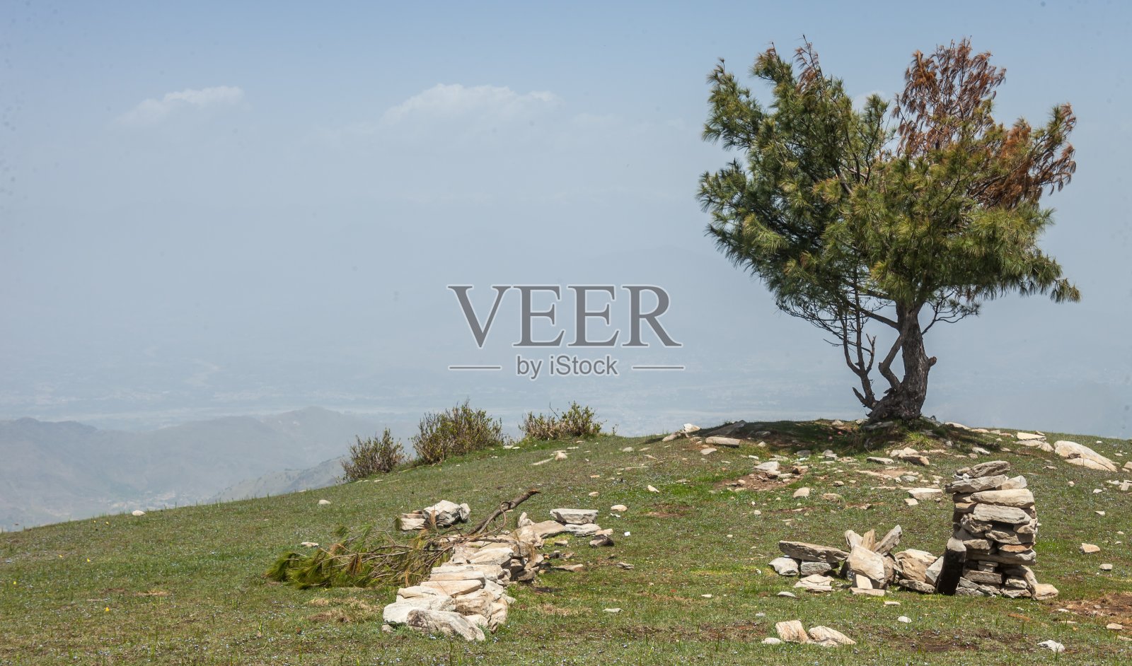 从徒步旅行的山上看到的景色照片摄影图片