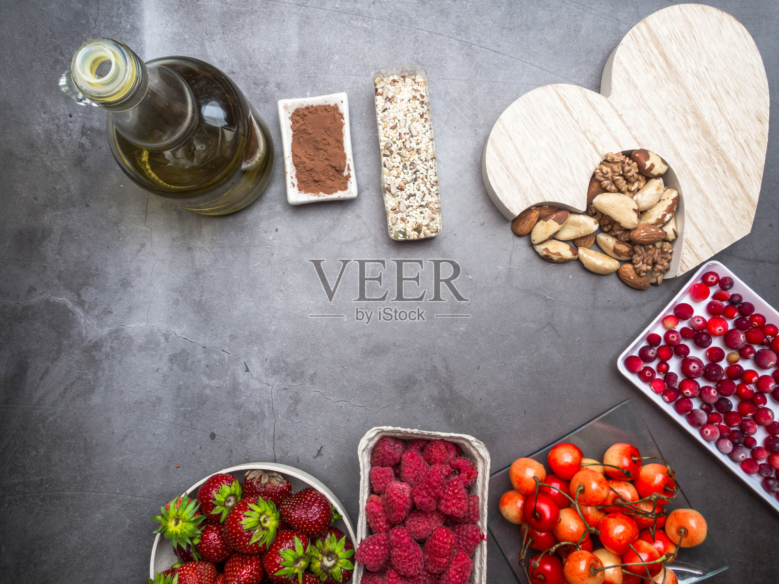 健康食品，浆果，坚果，可可，木心种子，健康心的概念照片摄影图片