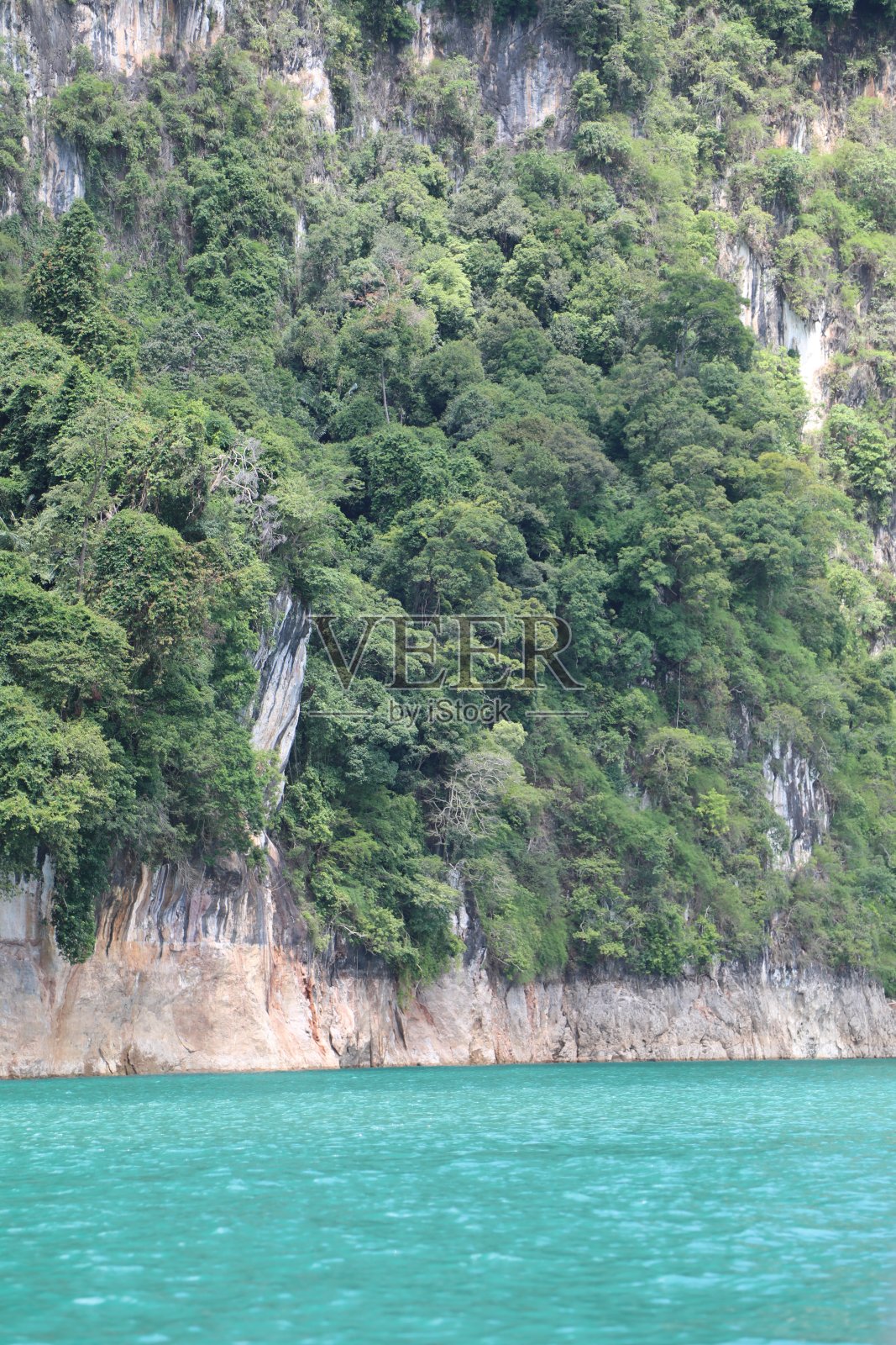马来西亚西巴丹岛梭鱼点海水清澈，适合潜水。照片摄影图片