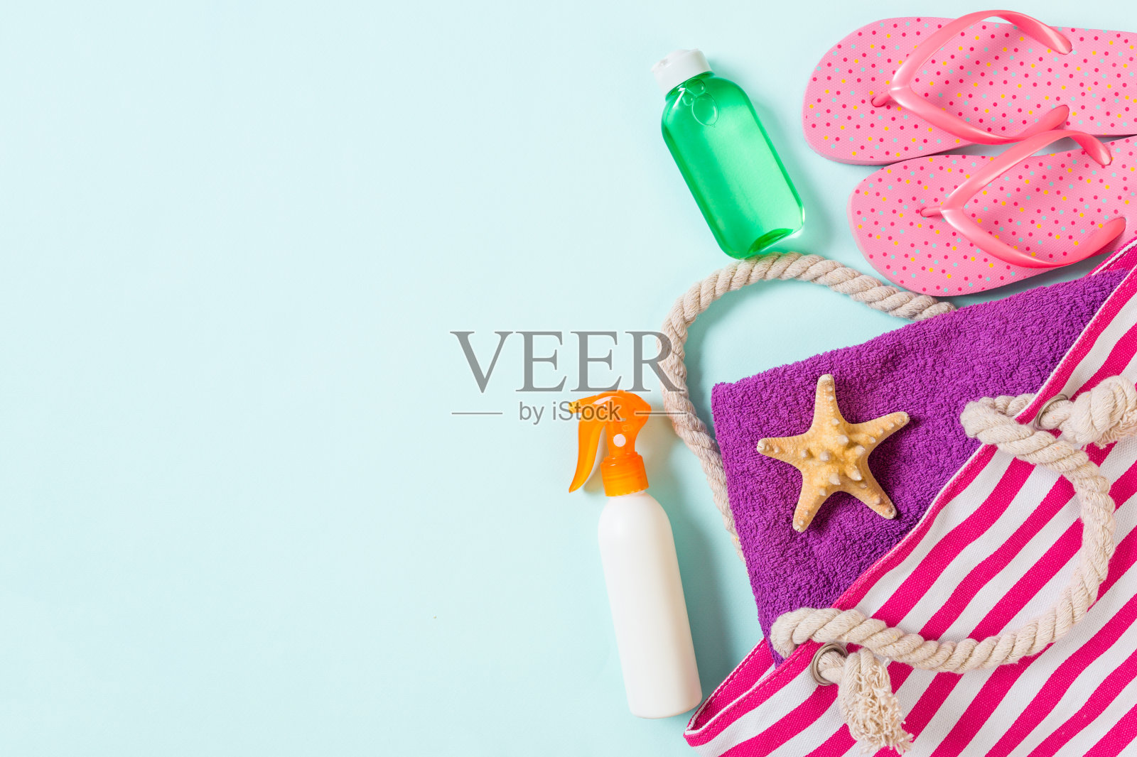 夏季袋背景与拷贝空间。平铺照片在色表上，旅游概念。自由空间的文本，模拟照片摄影图片