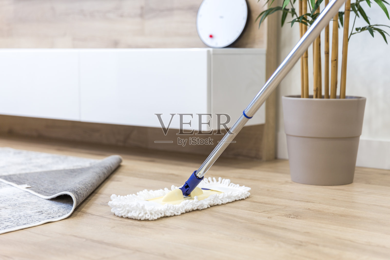 木地板配白色拖把，保洁服务理念照片摄影图片