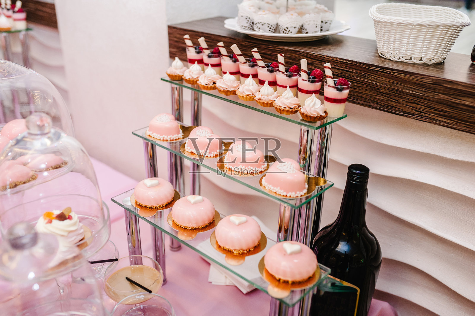 甜蜜的表。一盘奶油蛋糕和松饼。桌子上有糖果，糖果，自助餐。为派对准备的甜点桌为婚礼准备的好东西。关闭了。糖果酒吧。装饰的很好吃。照片摄影图片