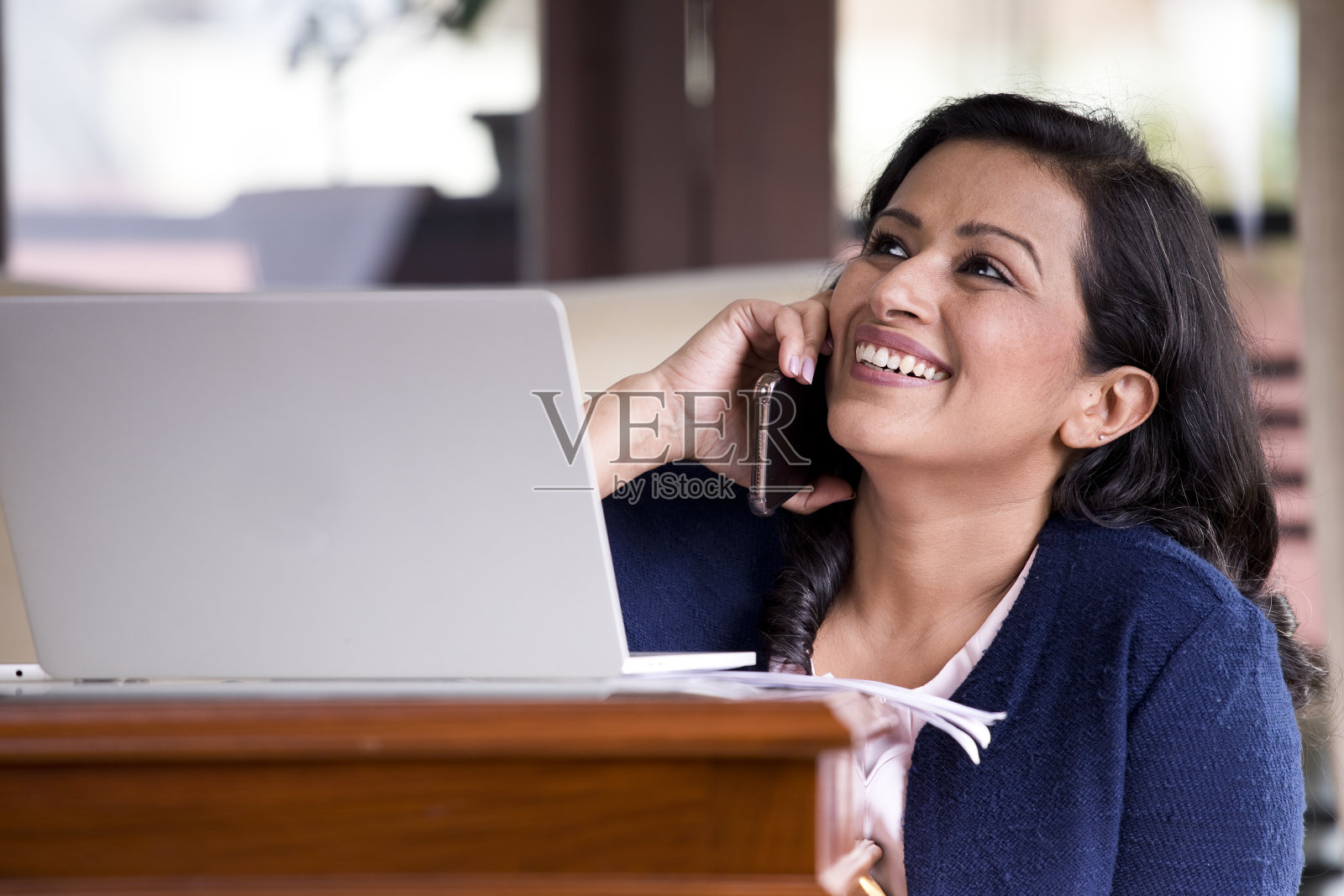 女商人用手机聊天照片摄影图片