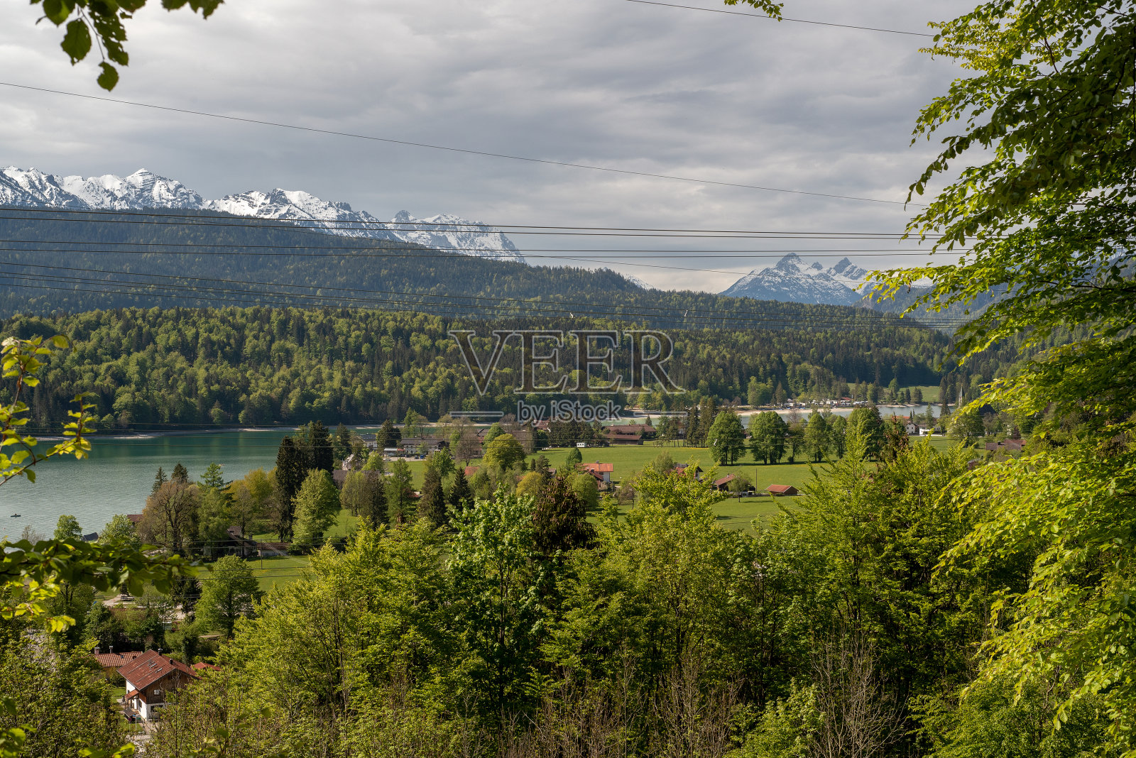 从上巴伐利亚的赫尔佐格斯坦步道观看照片摄影图片