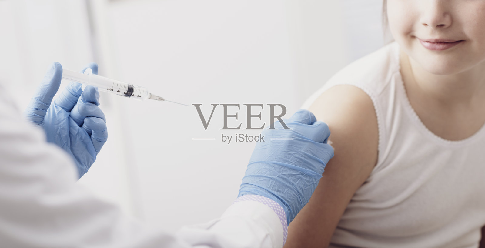 医生给年轻病人打针照片摄影图片