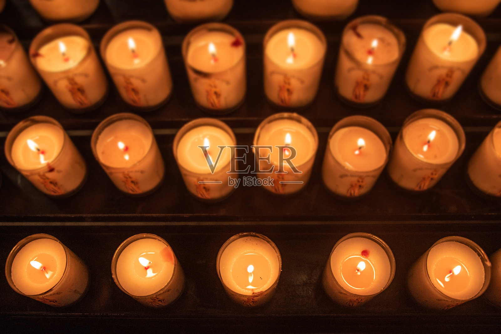 蜡烛在教堂照片摄影图片