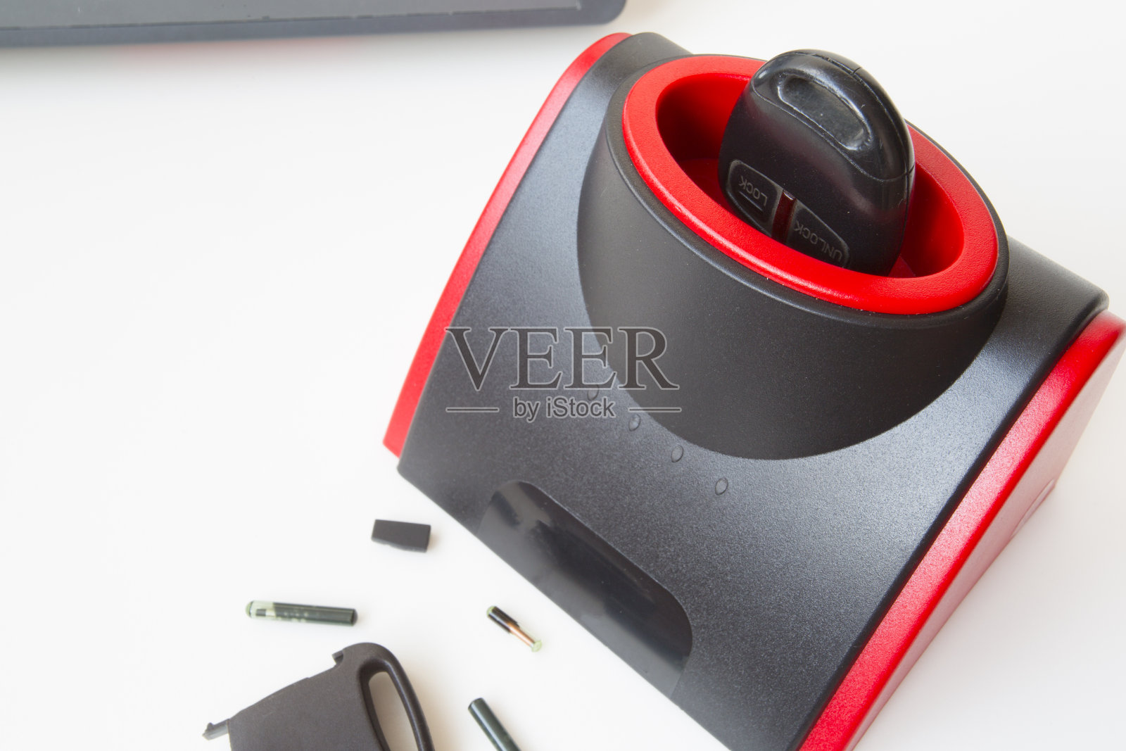 生产汽车钥匙。芯片。照片摄影图片