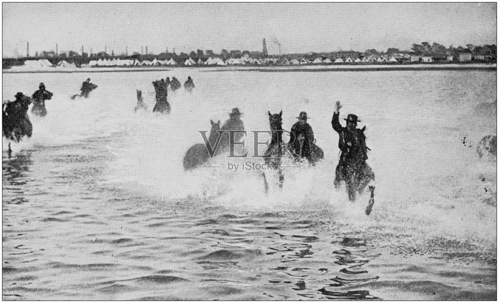 美军黑白照片:骑兵在海上冲锋照片摄影图片