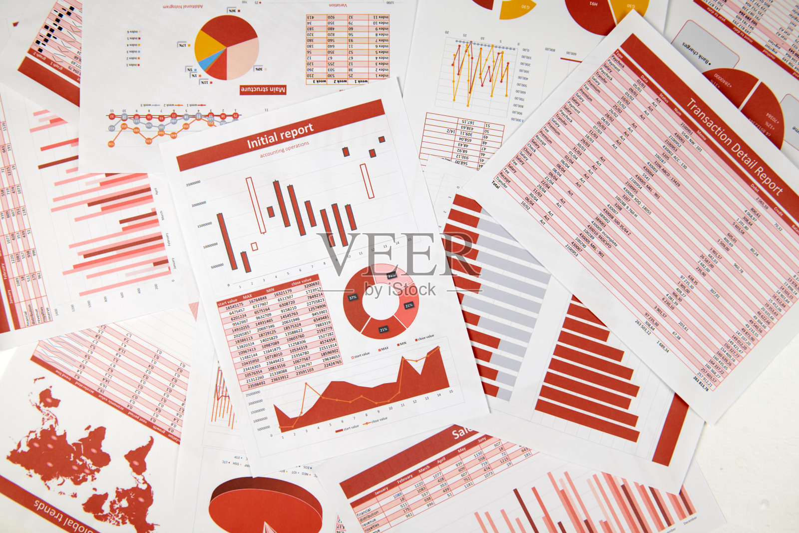 业务工作区的平顶视图-带有数据、表格和分析图的报告。企业财务会计概念。照片摄影图片