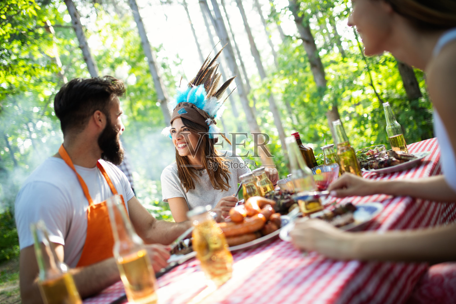 一群快乐的朋友在大自然中举行烧烤派对照片摄影图片