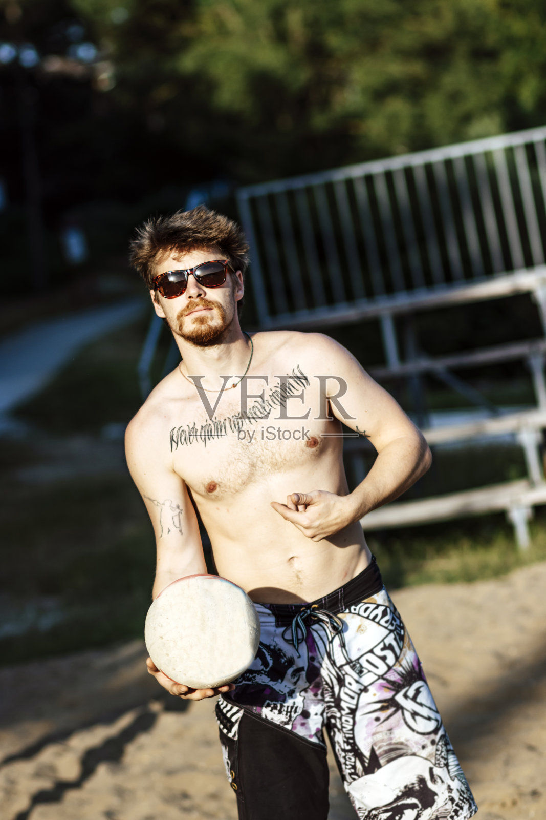 男子排球运动员在吸引人的动作对抗多云的天空照片摄影图片