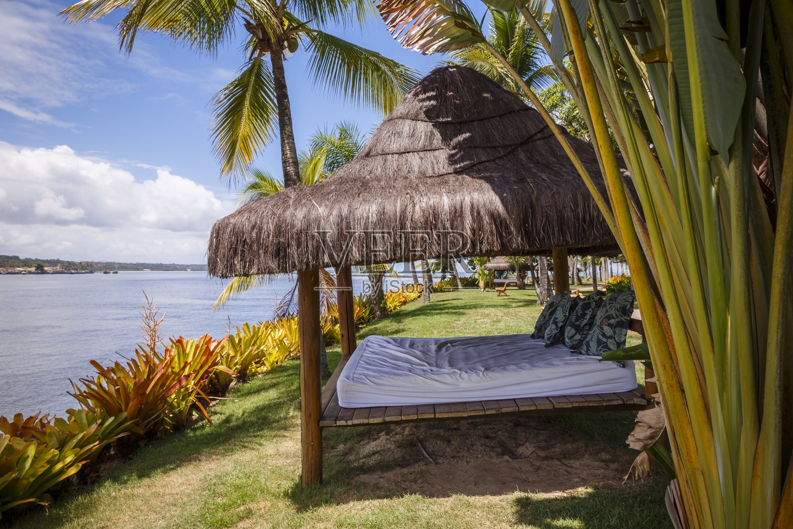 Palapa凉亭在热带天堂，放松在棕榈树下-巴伊亚，巴西东北部照片摄影图片