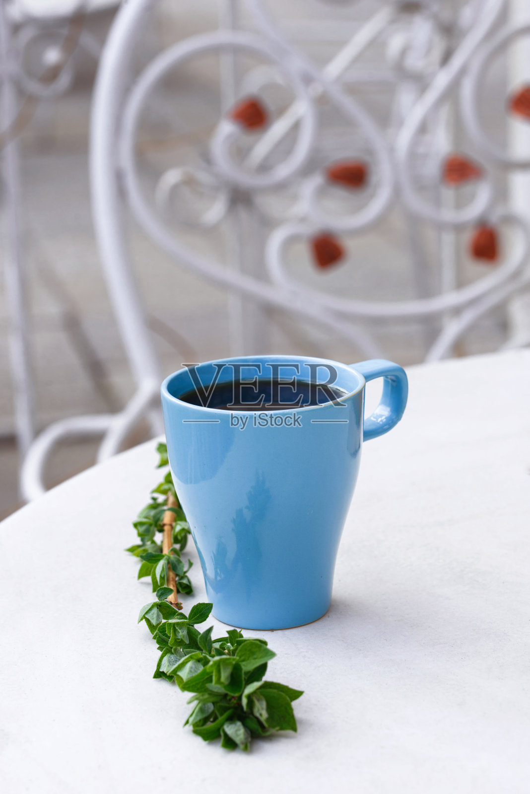 一杯美丽的咖啡。杯子放在户外的木桌上。照片摄影图片