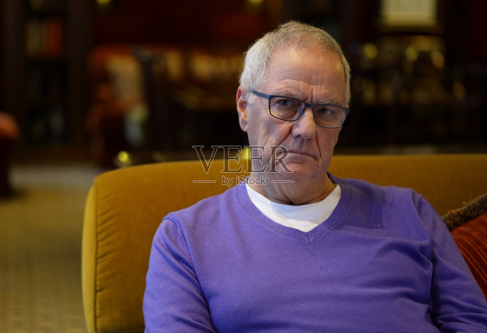 人在家里照片摄影图片