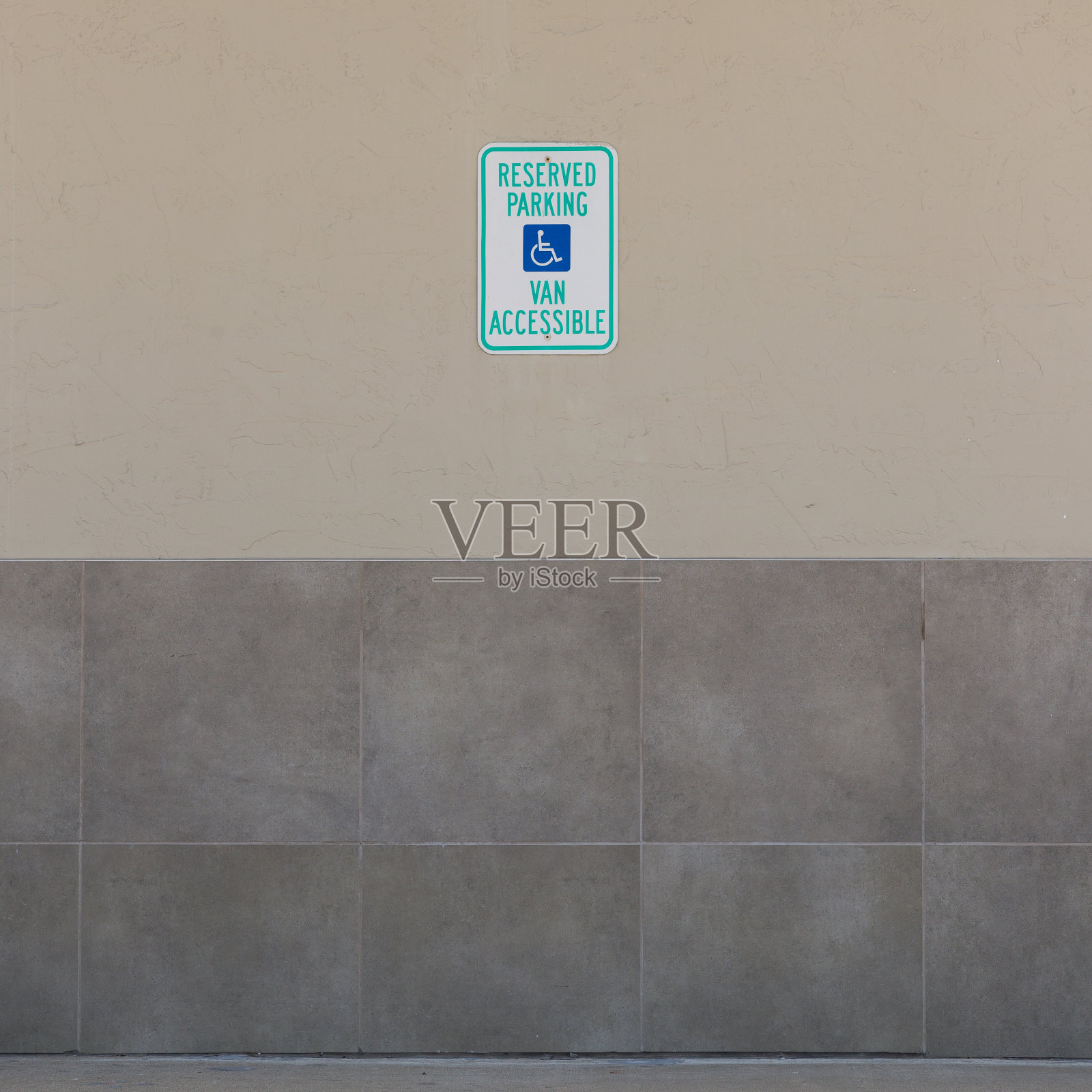 柏油路上的残疾人标志，残疾人专用停车位照片摄影图片