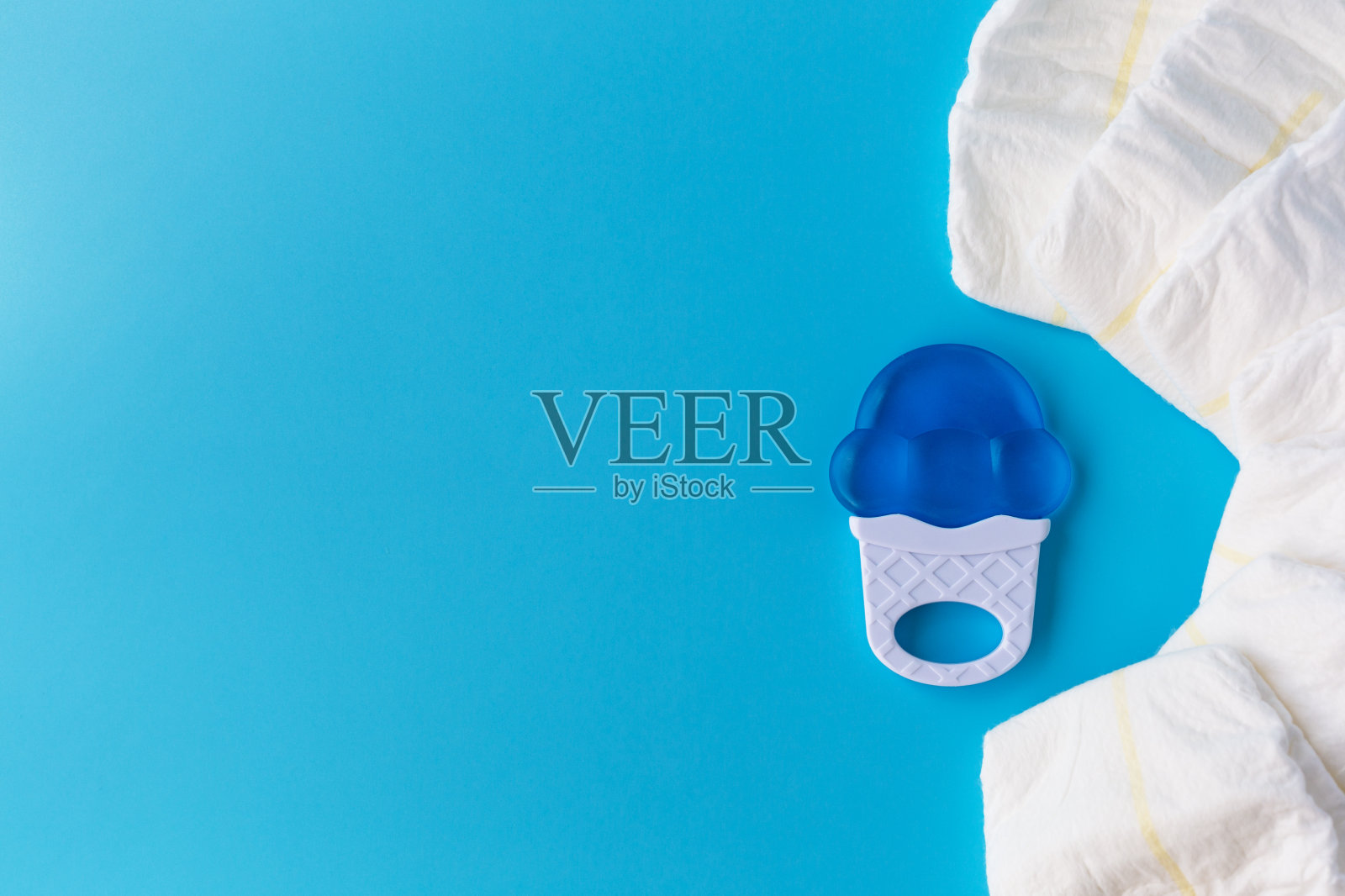 俯视图的婴儿尿布和牙齿照片摄影图片