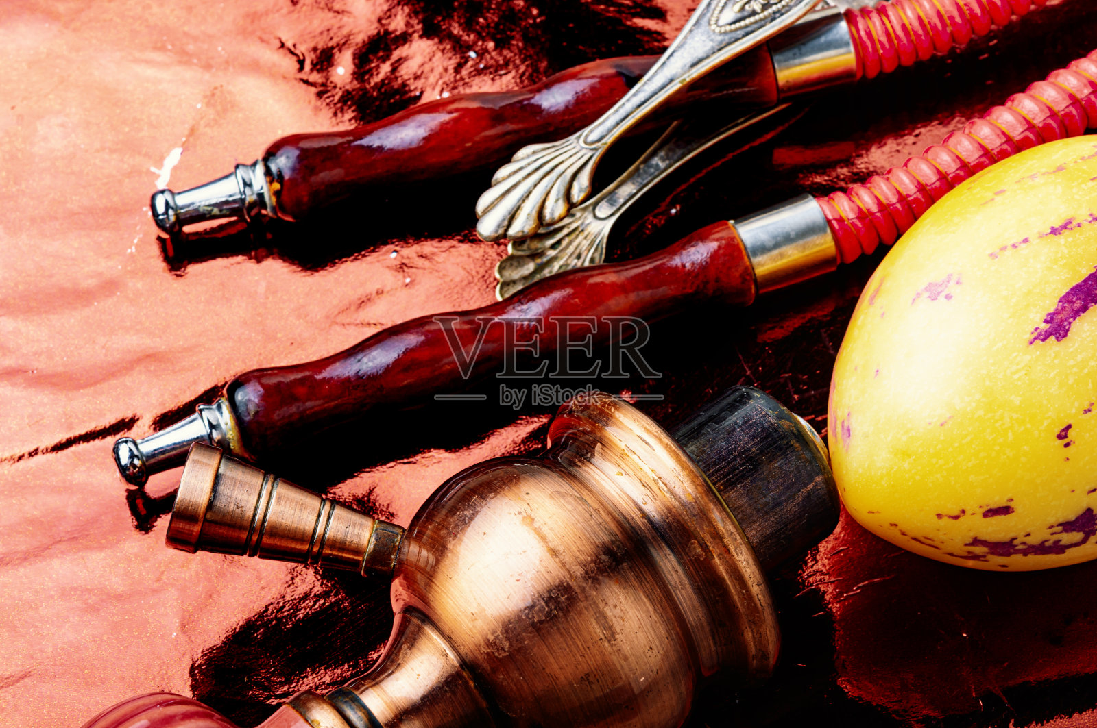 抽着水烟照片摄影图片