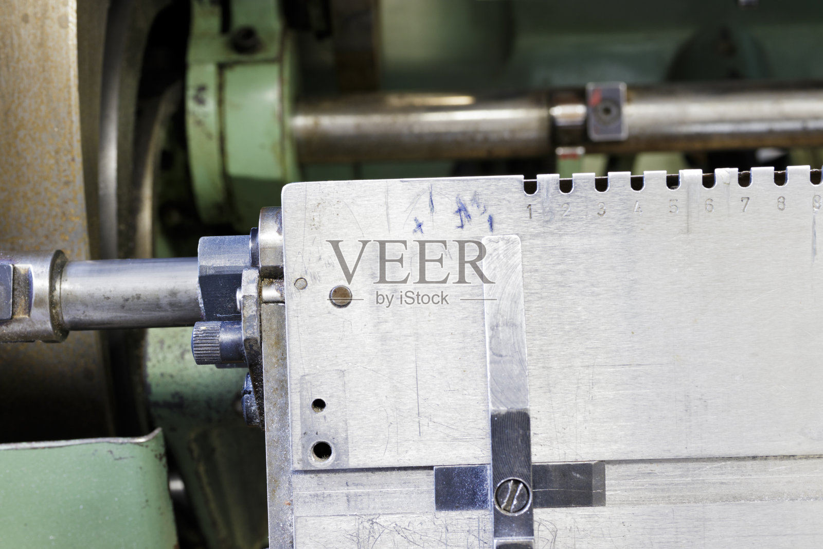 印刷用线钉书页的机器。机器的组成部分。照片摄影图片