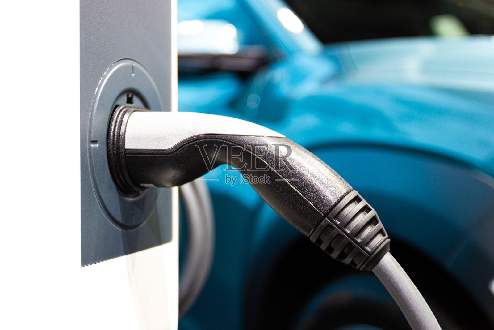 为汽车充电的电池新汽车创新的电源插入电动汽车照片摄影图片