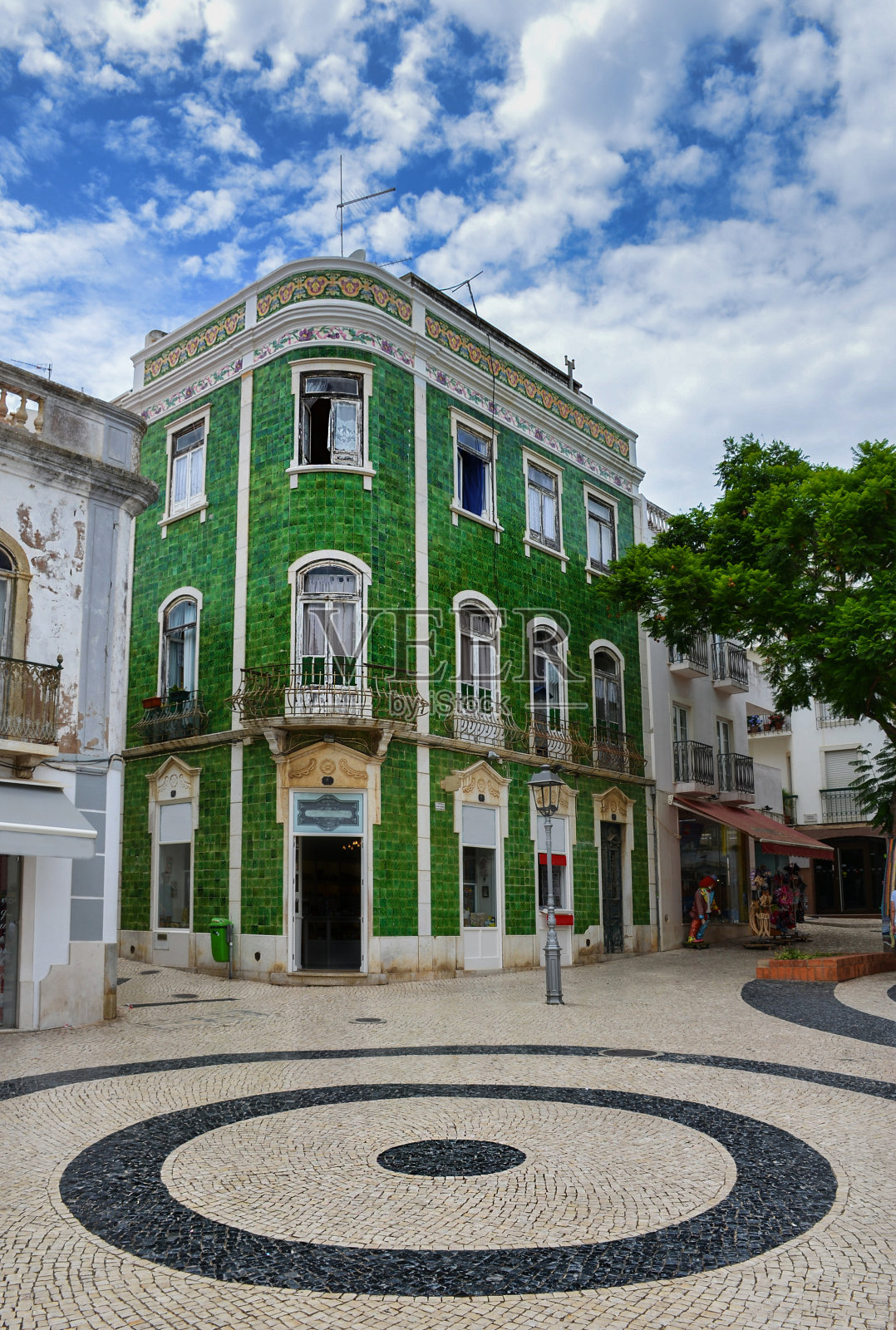 作为度假胜地，葡萄牙阿尔加维西部的拉各斯市为游客提供了美丽的海滩、热闹的夜生活和具有传统特色和魅力的迷人历史中心。照片摄影图片