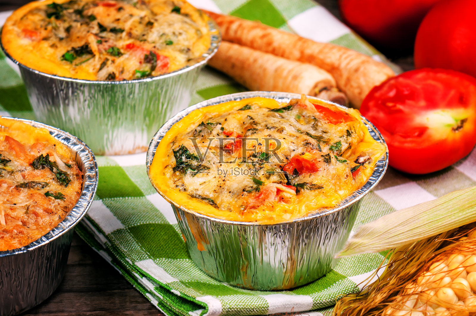 新鲜蔬菜鸡蛋松饼照片摄影图片