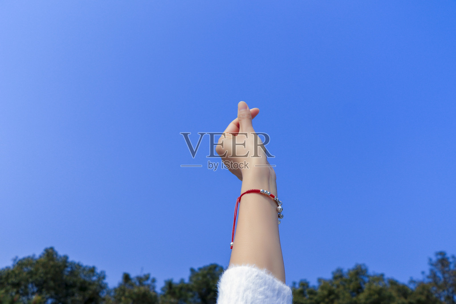 伸出手去触摸蓝天照片摄影图片