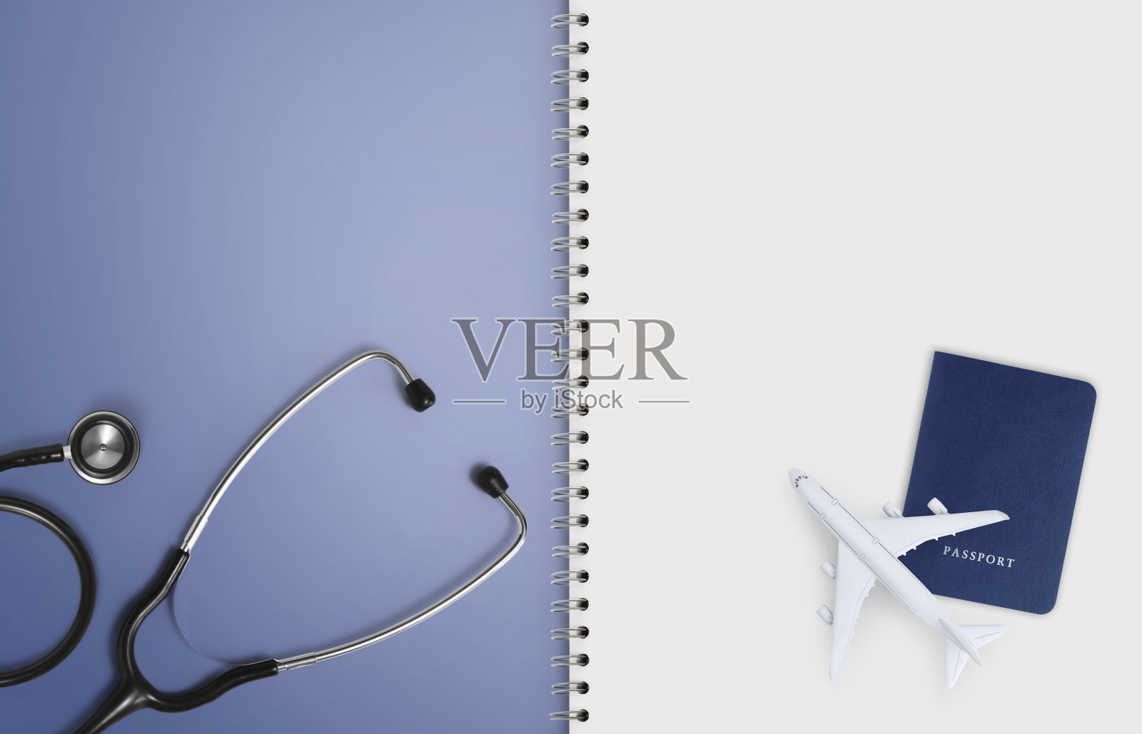 医疗旅行保险，带听诊器的纸质笔记本页，飞机和护照在白色背景上隔离，复制空格空白模板照片摄影图片