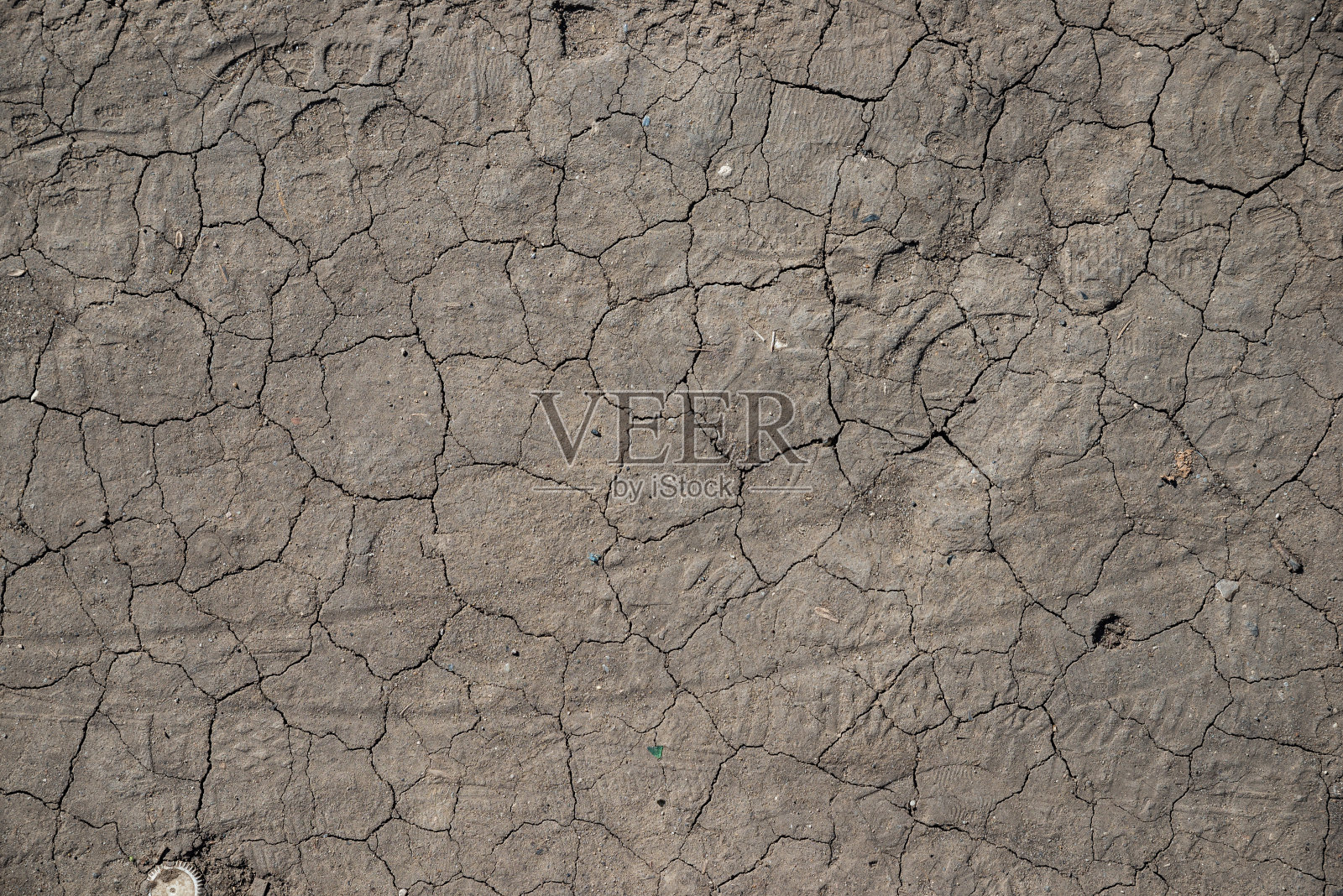 干旱期间干燥土地上裂缝的纹理照片摄影图片