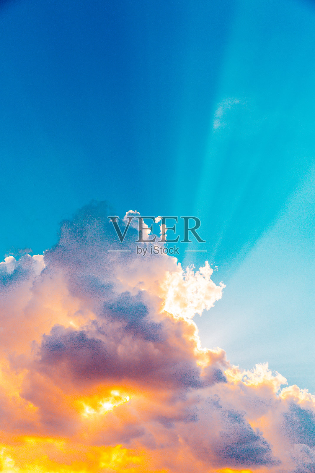 夕阳下的天空布满了彩云照片摄影图片