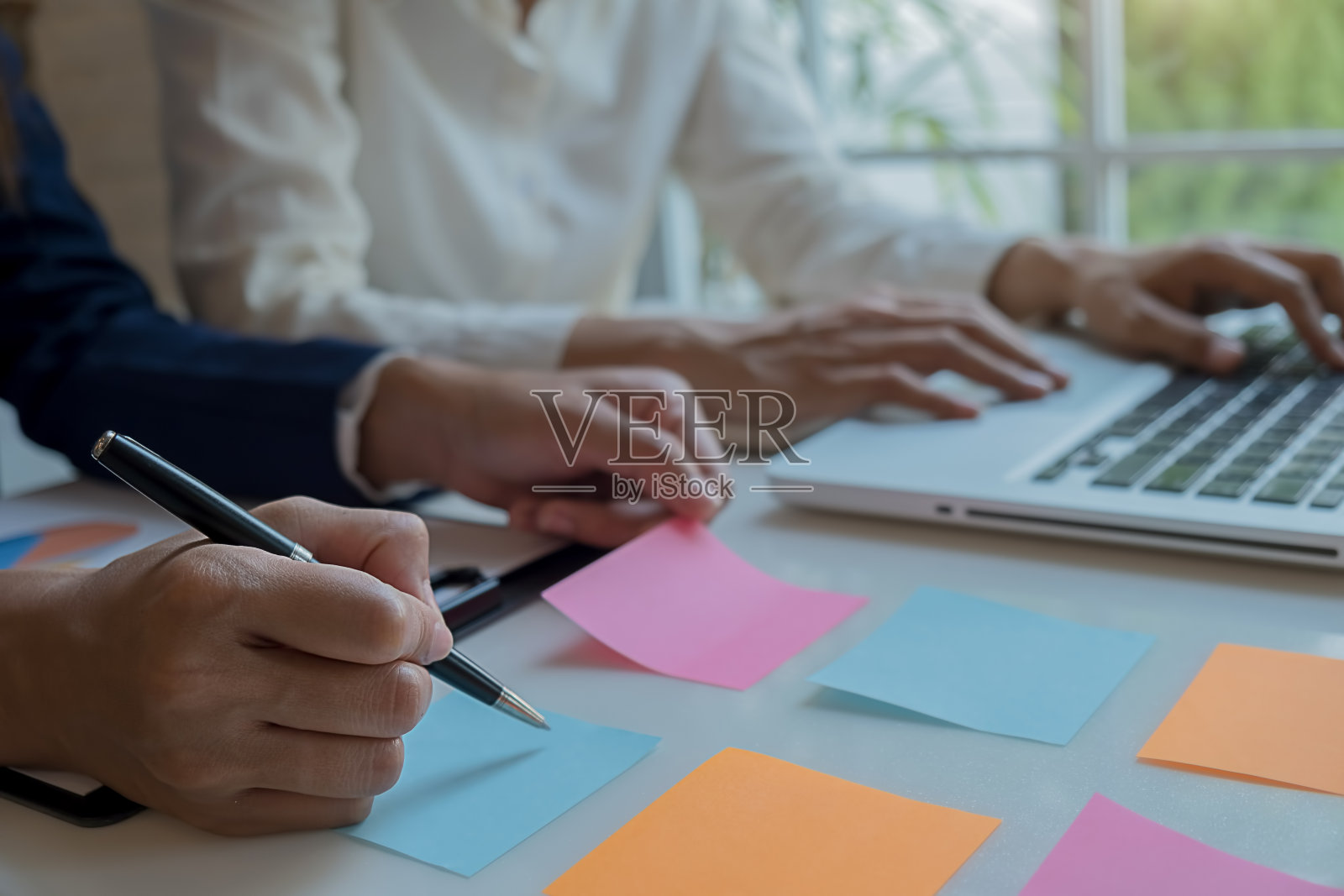 业务团队进行头脑风暴，讨论财务数据和报表图表。团队会议工作理念。照片摄影图片