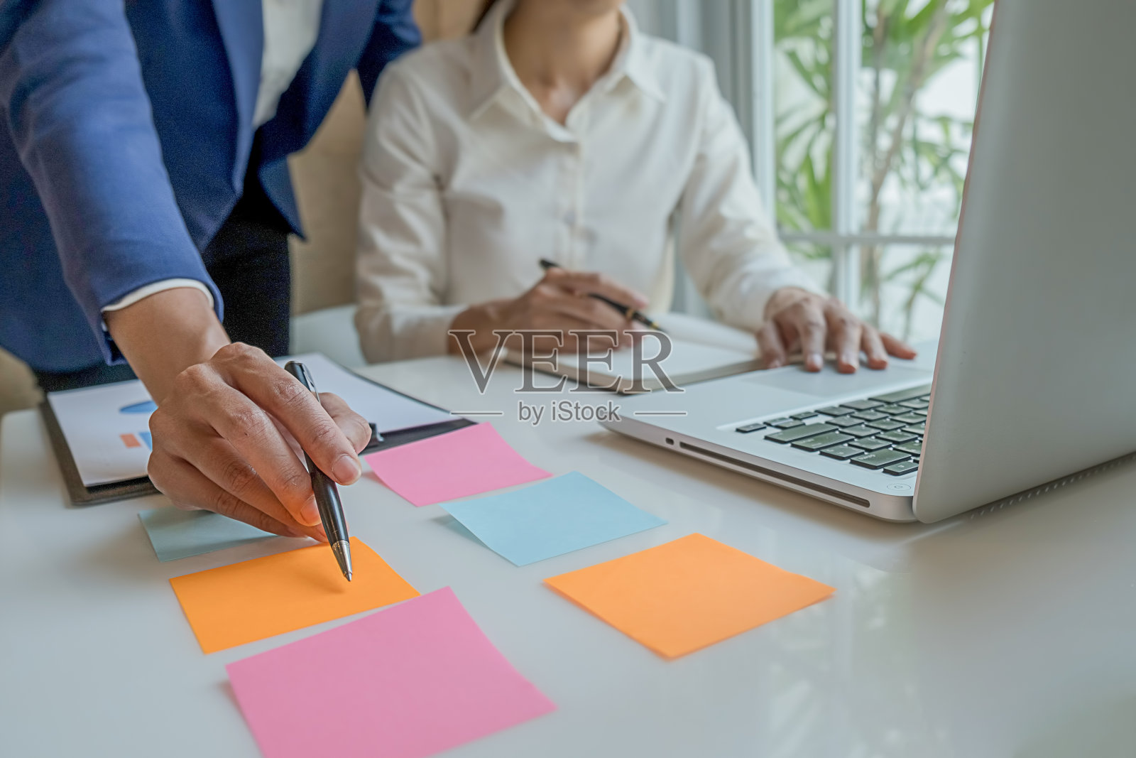 业务团队进行头脑风暴，讨论财务数据和报表图表。团队会议工作理念。照片摄影图片