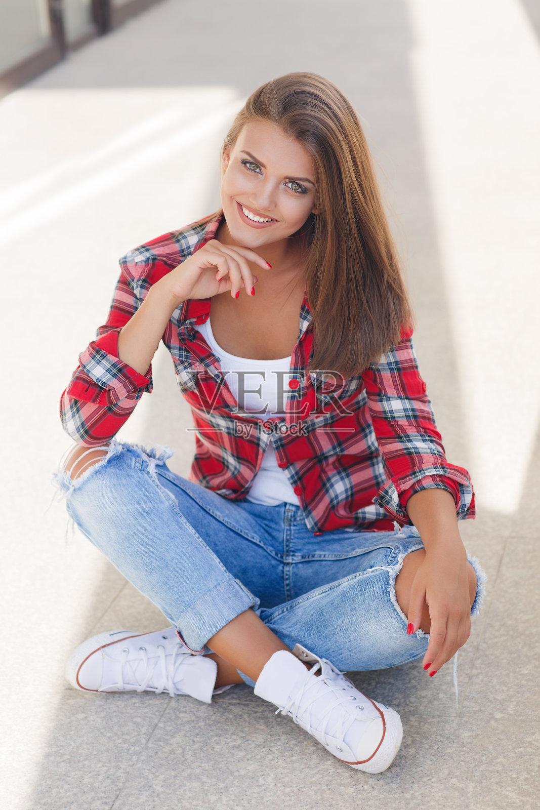 一个美丽性感的年轻女人的夏季肖像花时间在一个白色的酒店露台户外照片摄影图片