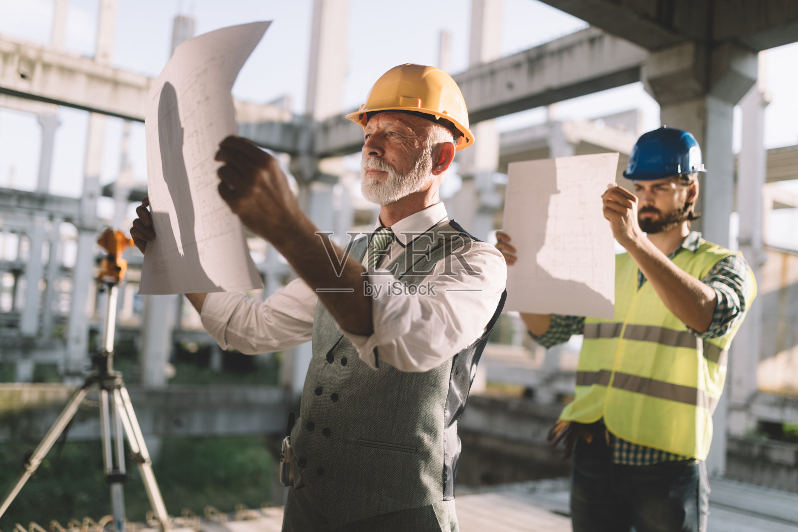 工程师和建筑工地经理处理蓝图和计划照片摄影图片
