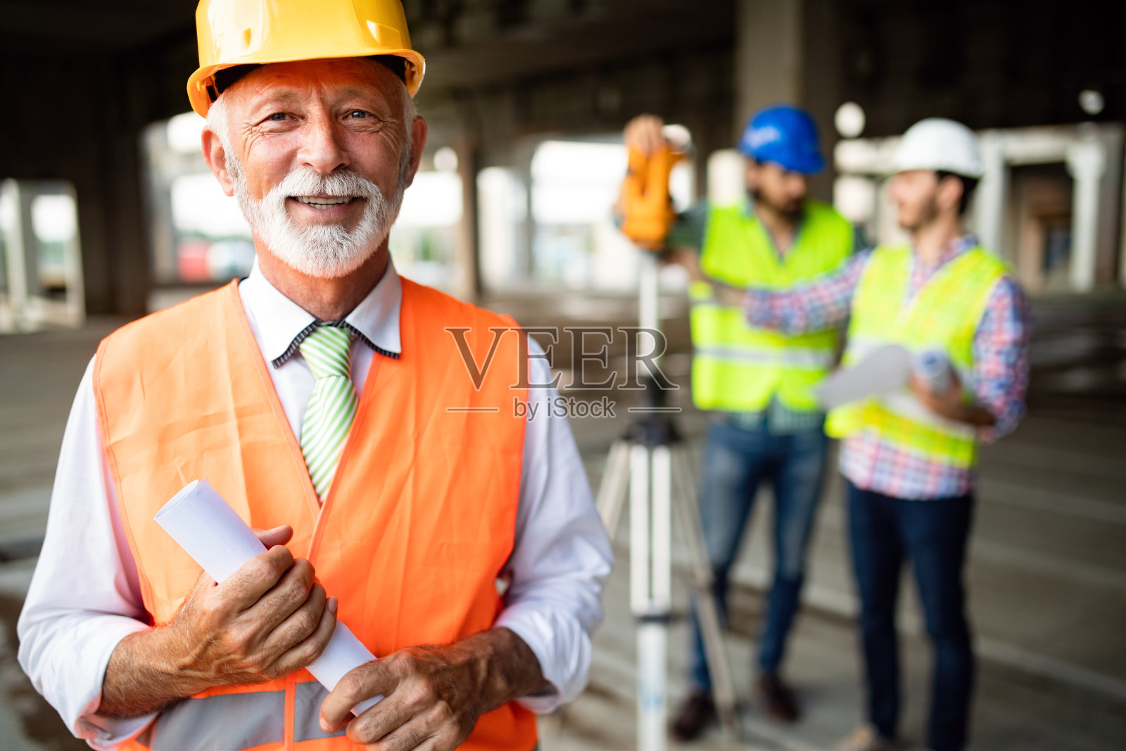 团队的业务人员，建筑师和工程师在建筑现场检查文件照片摄影图片