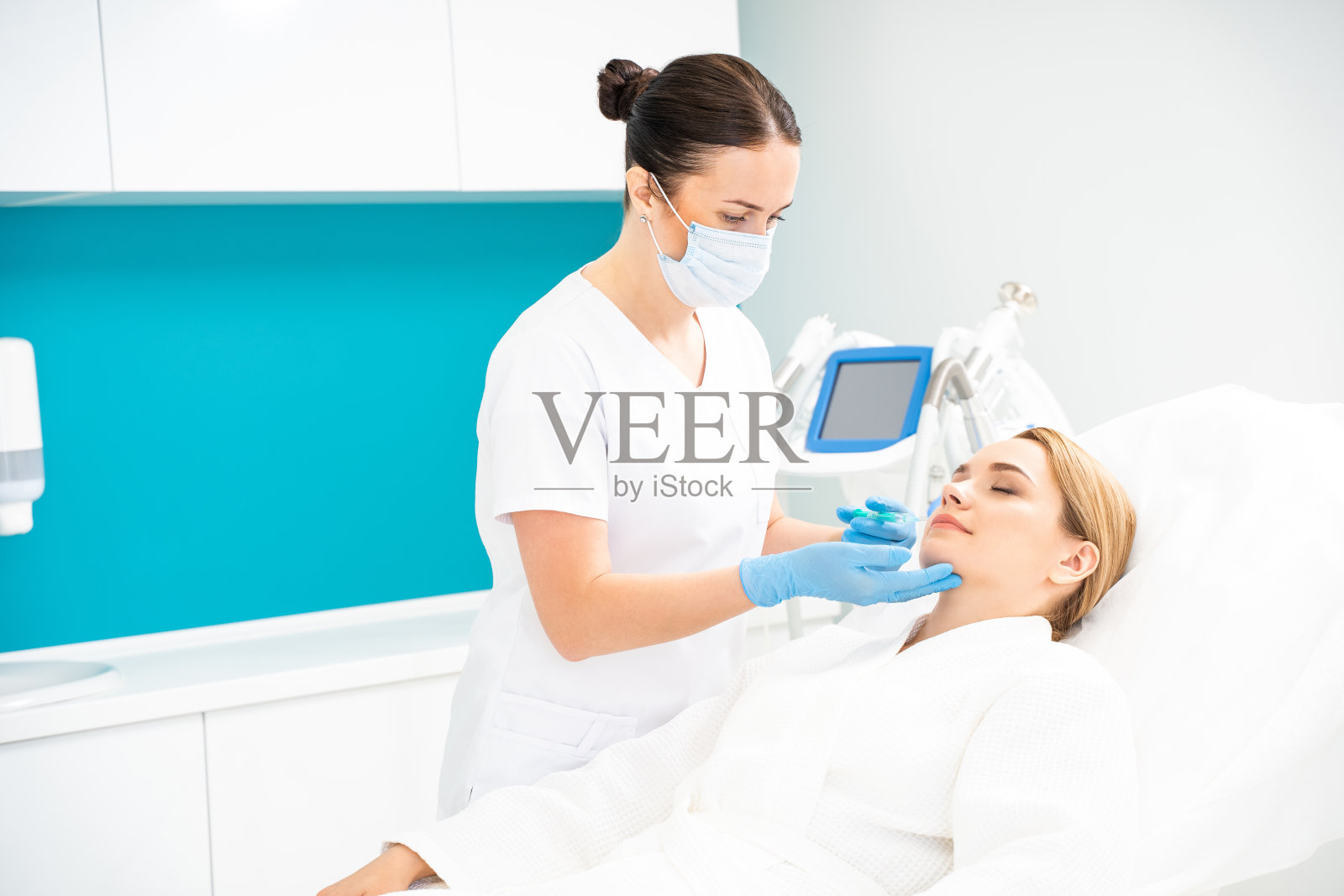 腰部以上的女性美容师为客户做美容程序照片摄影图片