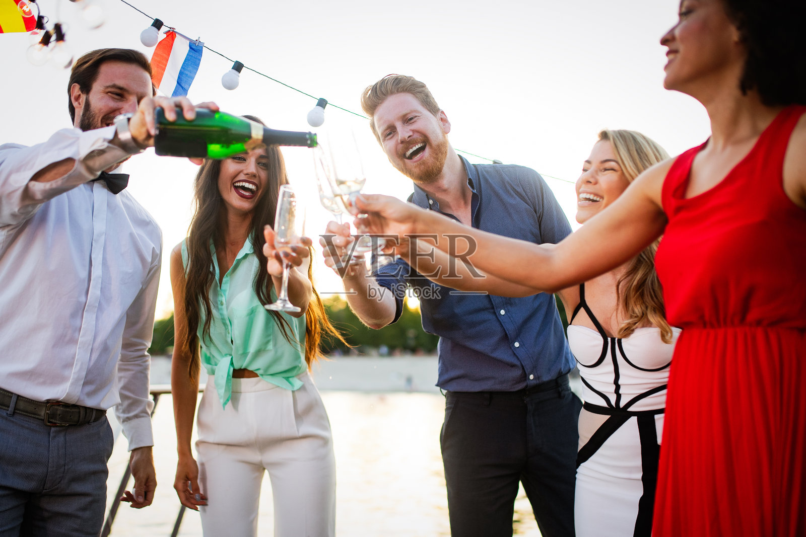 一群朋友在户外聚会上喝酒、聊天、玩乐照片摄影图片